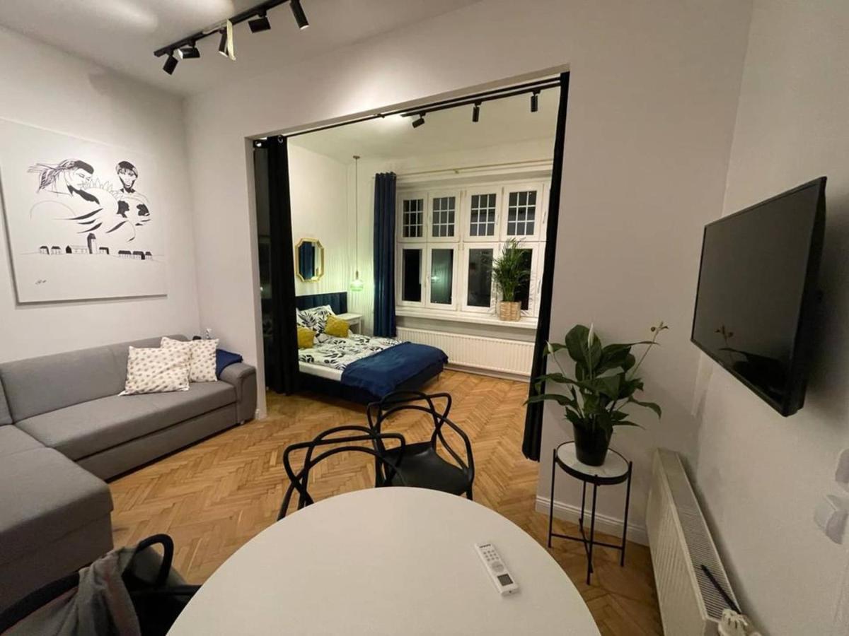 Apartment 1936 , Parking