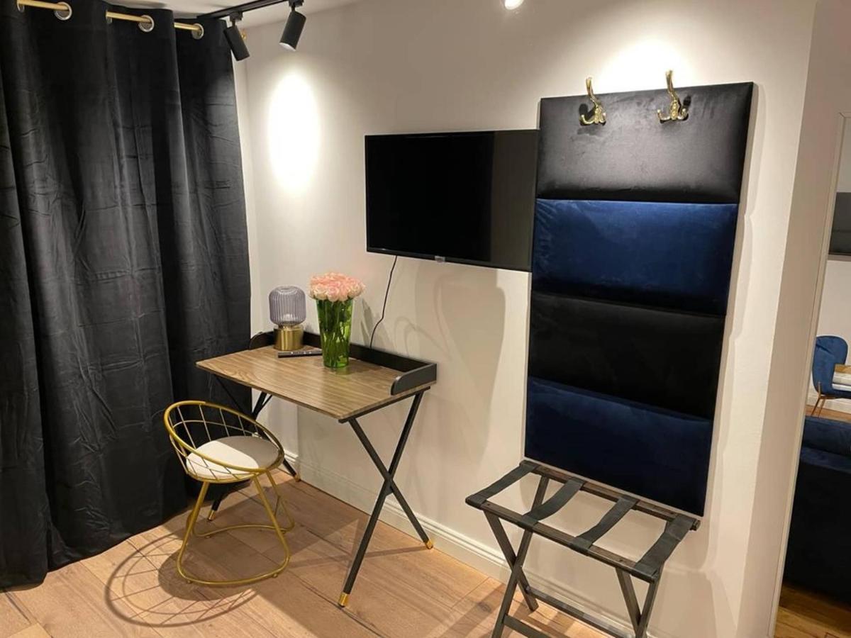 Apartment 1936 , Parking