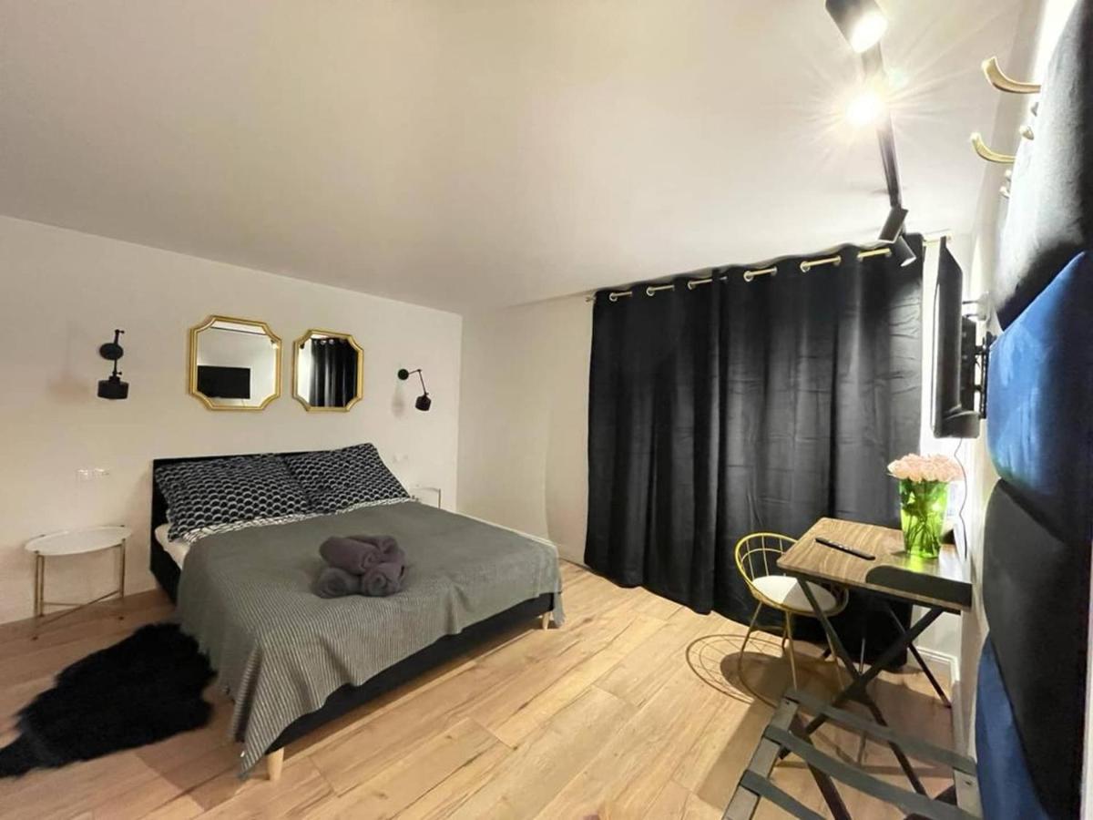 Apartment 1936 , Parking *