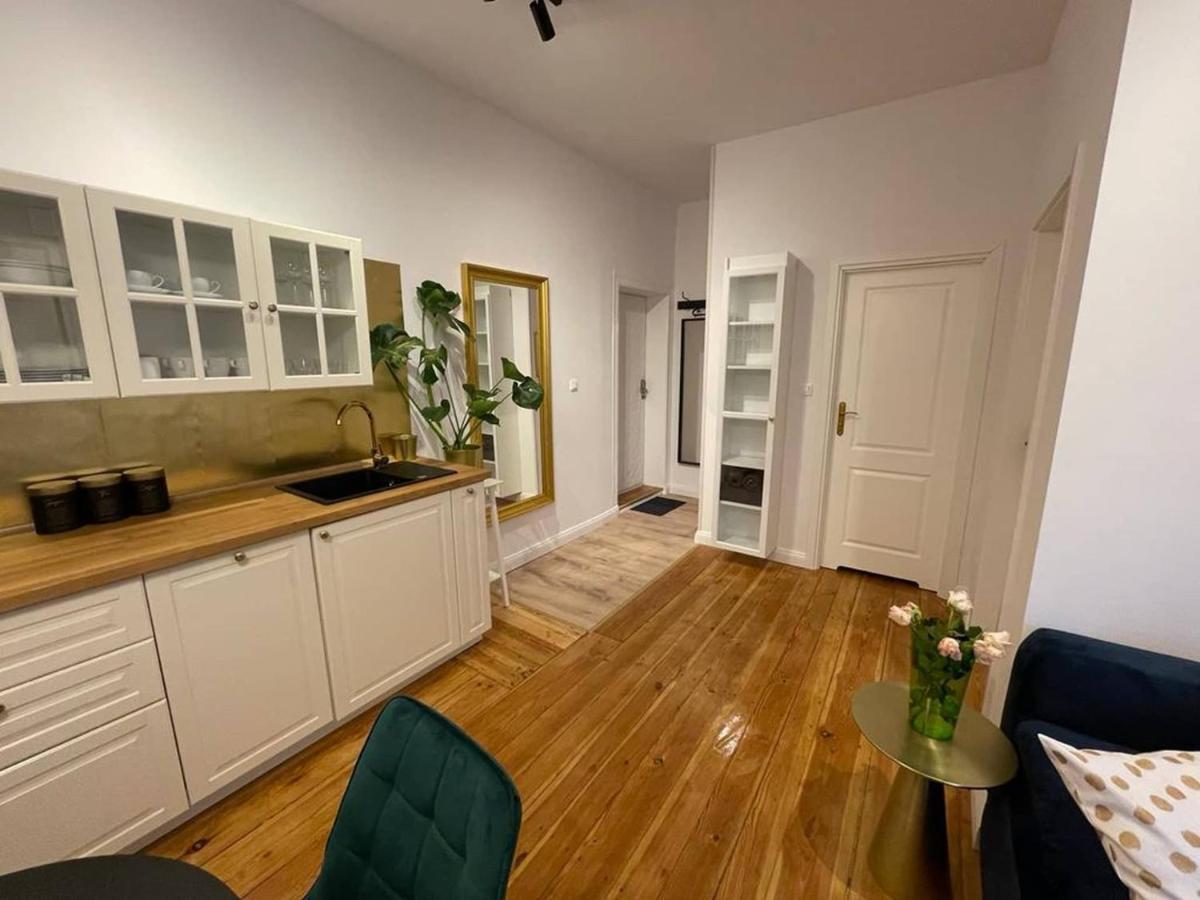 Apartment 1936 , Parking *