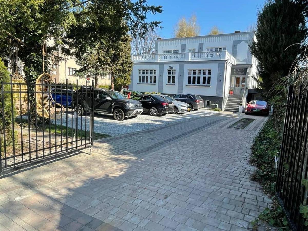 Apartment 1936 , Parking *