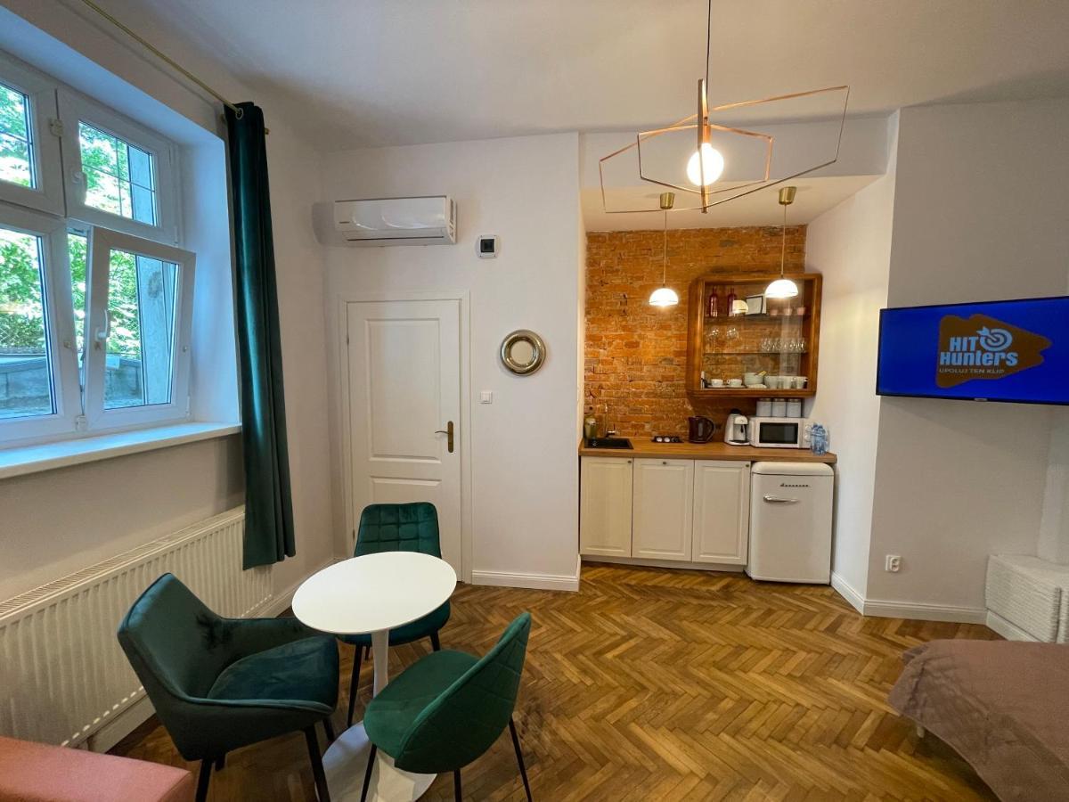 1936 , Parking Apartment *