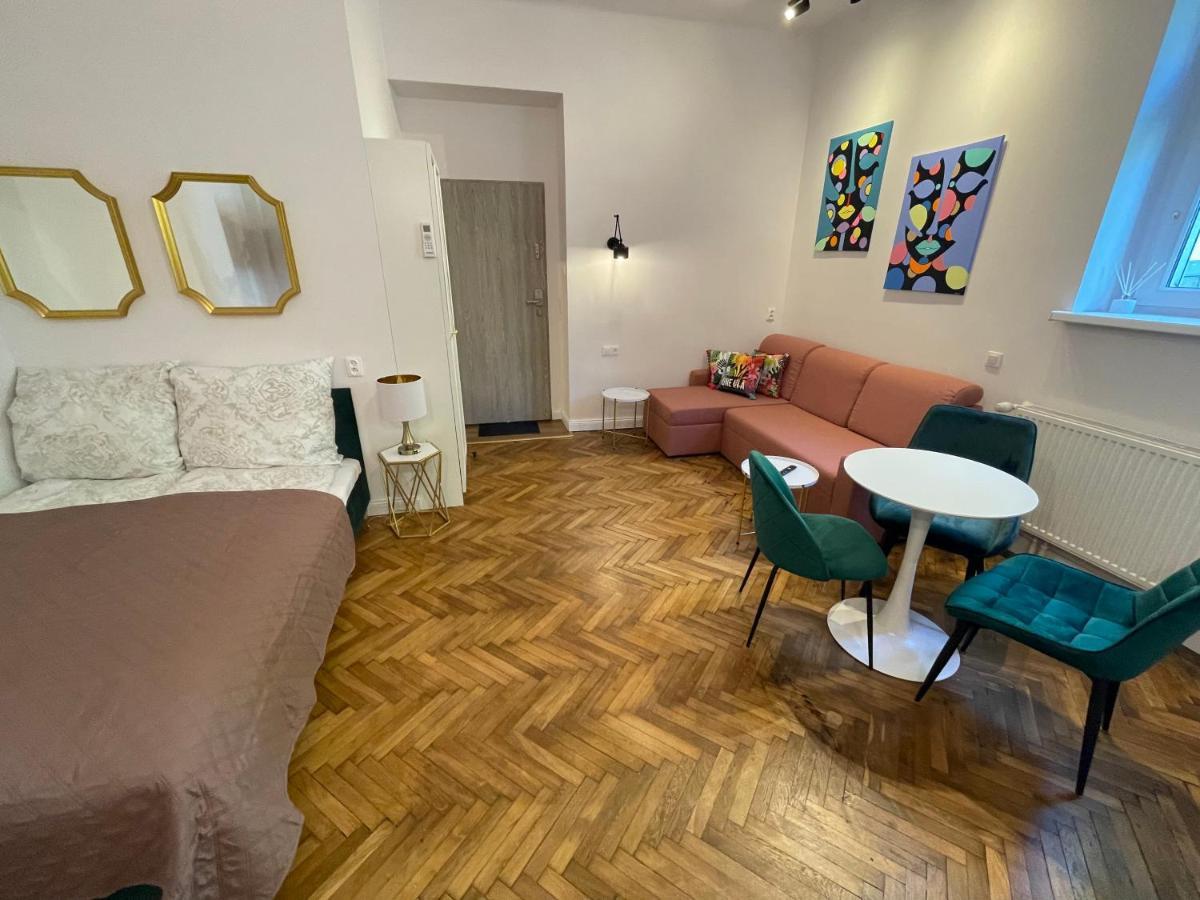 Apartment 1936 , Parking