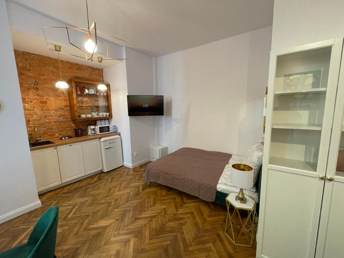 1936 , Parking Apartment *