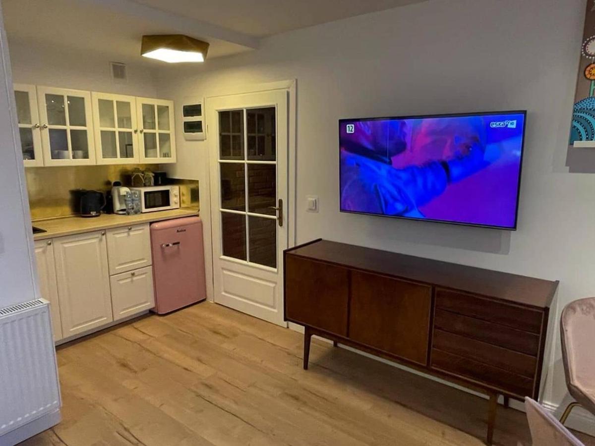 Apartment 1936 , Parking