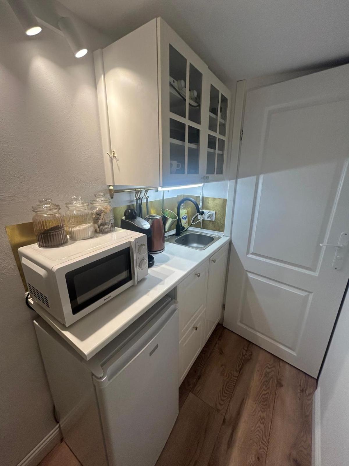 Apartment 1936 , Parking